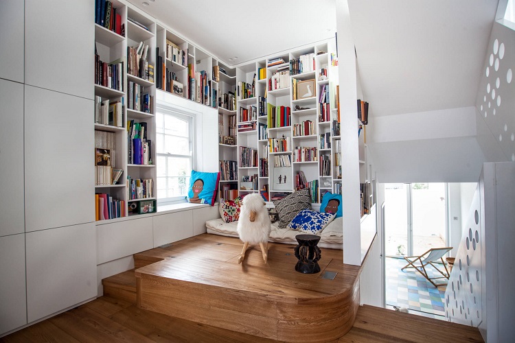 Mezzanine dimanfaatkan untuk ruang baca, Sumber: houzz.co.uk