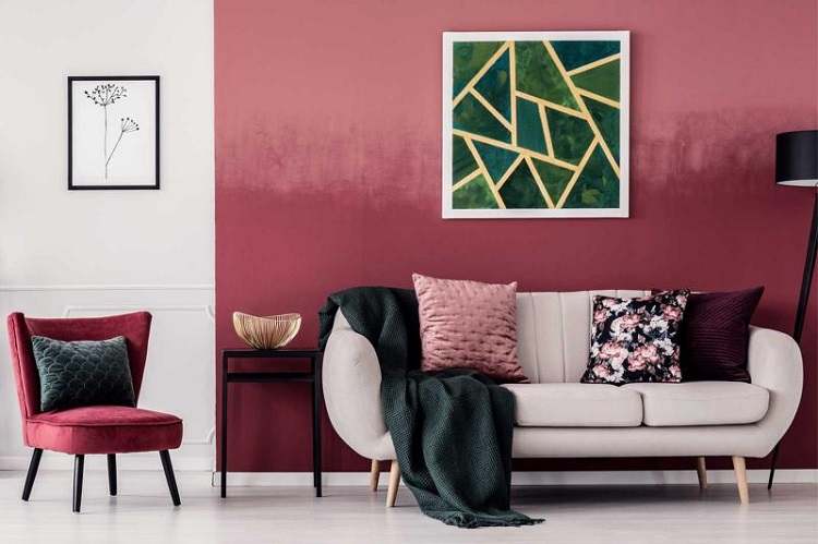Interior dengan warna maroon, Sumber: lovetoknow.com