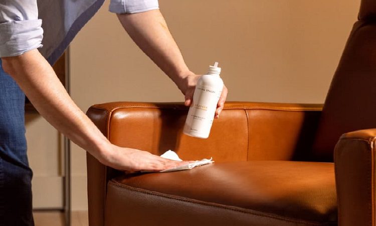 Menggunakan Sabun Cair Berformula Lembut atau Beberapa Bahan Rumah Tangga, Sumber: furniturejogja.com